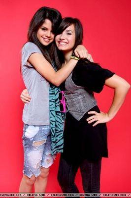 demi a selena.jpeg