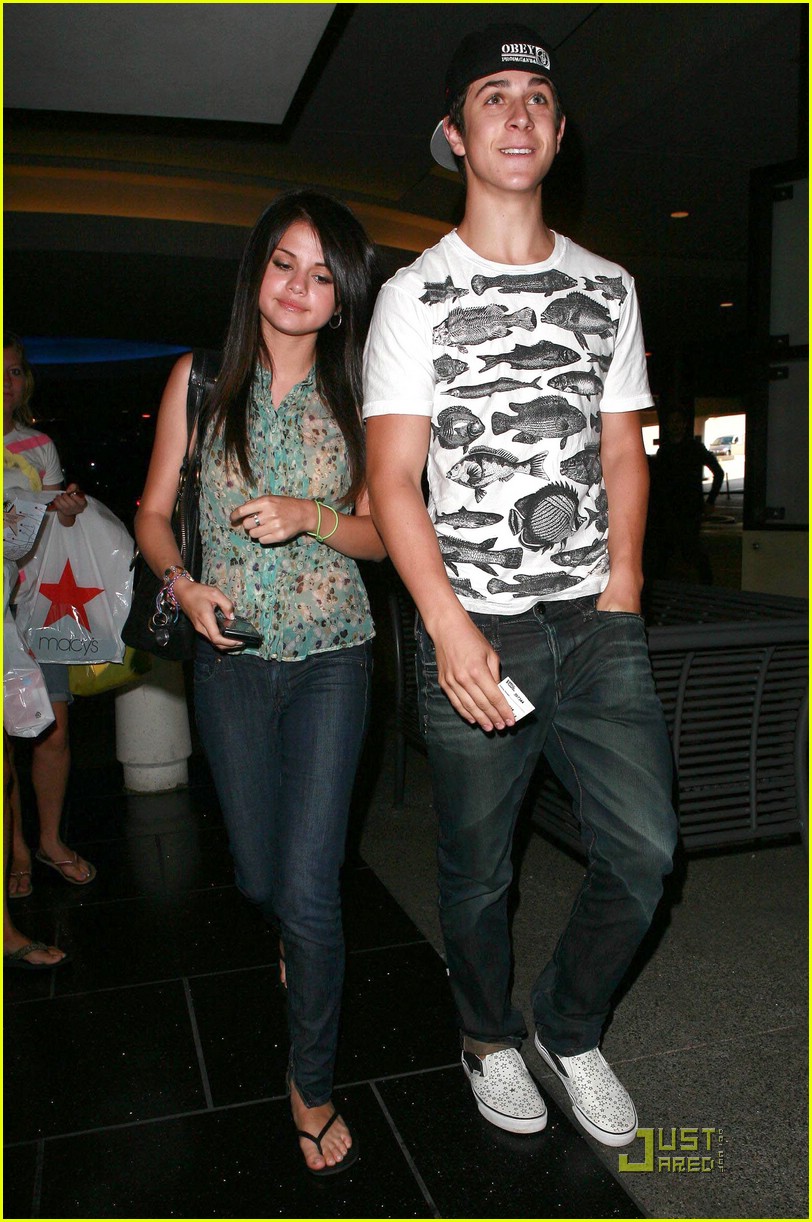 selenagomezdavidhenrie1zx4.jpg