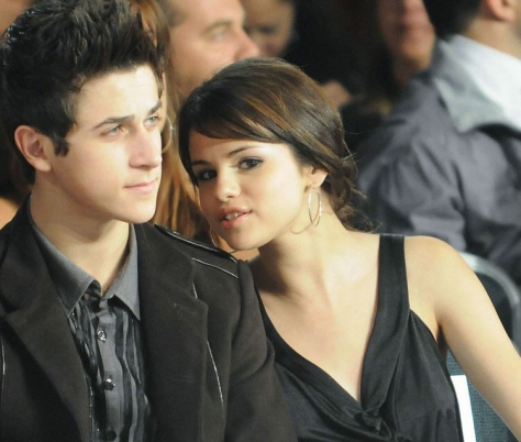 selena-gomez-david-henrie-pr-show-01.jpg